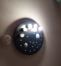 Kinderlampe aus Holz, dunkelblau mit Planeten, verschiedene Beleuchtung möglich