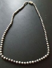 Perlenkette grau mit