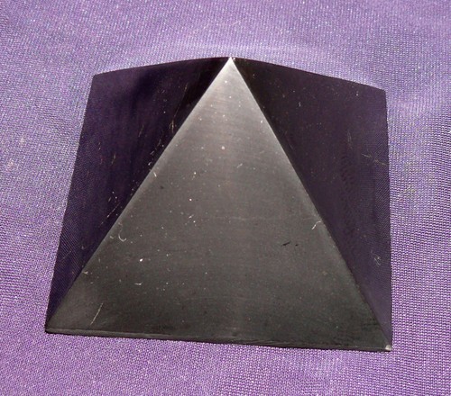 Schungit pyramide flächen - schungit, pyramide,
