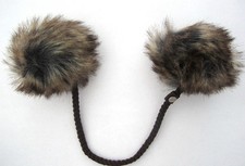 NEU GEORGE GINA & LUCY  Taschenanhänger - 2 Flausch Bällchen