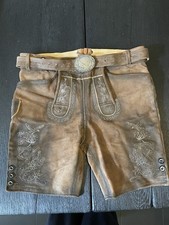 Kurze Lederhose mit Gürtel
