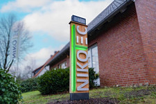 Werbepylon in Holzoptik, Sonderdesign mit Uhr, beleuchtet, H=2200 mm