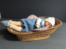 Antikes Korbbett für Puppen