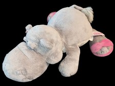 NICI Nilpferd Happy Summer liegend mit Blume 30 cm Plüschtier Stofftier Plüsch