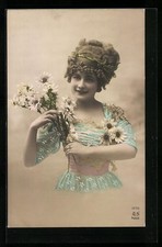 Junge Frau im Kleid mit Margeriten, Ansichtskarte 