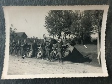 Dt. Soldaten, abgeschossener Panzer mit Funk- Rahmenantenne Turm am Rollbahnrand