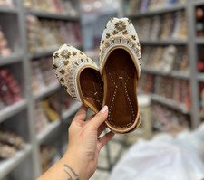 Damen Punjabi Jutti Braut Mojari Stickerei Ballettschuhe UK Größe 4-8 Weiß Mahal