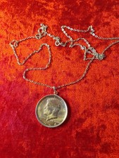 USA 1964 Half Dollar J.F.Kennedy Silber mit Silber Fassung unf Silber Kette.