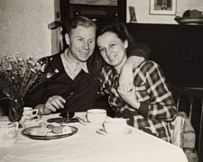 Leipzig lachendes Paar sitzt Arm in Arm beim Kaffee Mann Glasauge ? Frau Foto