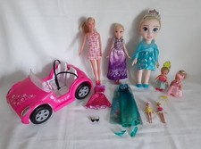 Puppen Konvolut mit Outfits und Barbie Auto, 7 Puppen von 30 cm bis 10 cm Gr.