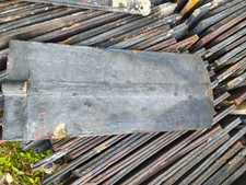 Historische Biberschwanzziegel und Dachpfannen, blau gebrannt