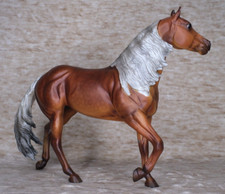 Breyer Pferd Modellpferd Traditional Latigo Dun It horse + Box