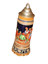 RELIEF-BIERKRUG mit Zinndeckel