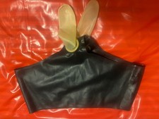 Latex Short schwarz mit transparenten Kondomen hinten und vorne - Neuwertig