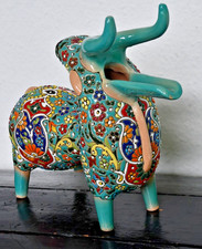 Keramik türkise Stier mit gestipte Blumenfiguren und rotes Sattel in bunte Farbe