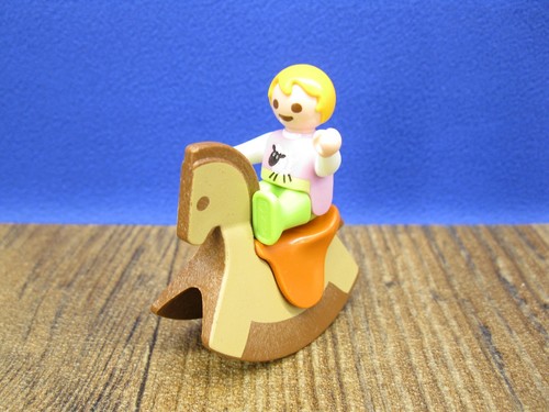 Baby mit schaukelpferd - baby, figur