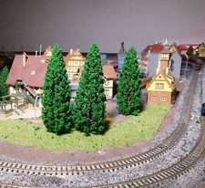 10 dunkelgrüne Tannen