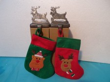 2er Set Weihnachtsstrumpfhalter für Kaminsims / Schrankkante + 2 " Strümpfe "