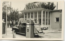 Z3268 Foto 50er Jahre Shell Tankstelle mit Tankwart Zapfsäule Auto PKW Reklame