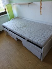 Kleiderschrank , Bett , Schreibtisch,Fernsehunterschrank Und Wohnstubenstühle .