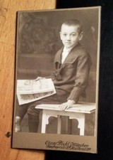 Sitzender junge mit zeitung - sitzender,