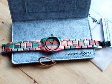 bunte analoge Armbanduhr aus Holz