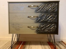 Eine stilvolle 3D-Kommode, die unter einem Stein mit metallischen Farben 81x79см