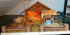 Krippe, Weihnachtskrippe, Krippenstall, Holz, Handarbeit mit Beleuchtung
