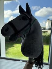 Hobby Horse Steckenpferd Bobby HKM Trense Holz Spielzeug Pferdekopf Grau