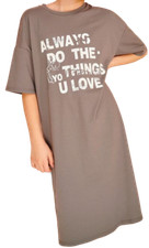 Mädchenkleid Mila – Baumwolle, Khaki, wadenlang, mit inspirierender Botschaft