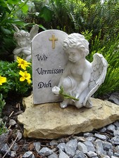 Grabengel neben Spruchstein