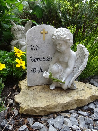 Grabengel neben spruchstein - neben,
