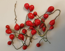 Konvolut künstliche rote Beeren, sehr alt / Papiermache mit rotem Lack ?