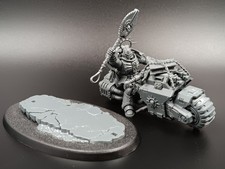 Ordenspriester auf Bike Space