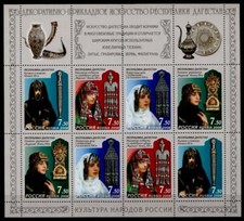 Kopfschmuck und Dolch in Dagestan. KB. Rußland 2008