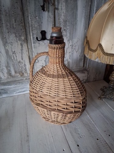 Korbflasche alt wein - korbflasche, leer