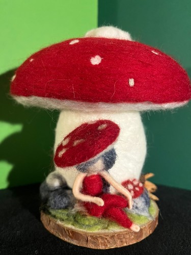 Kleine fee unter - unter, fliegenpilz