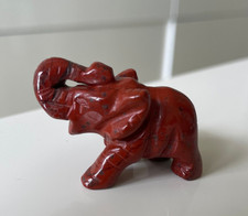 Roter Mini-Elefant aus Stein /