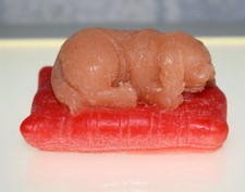 DEKO Wachsfigur schlafender Hund auf Kissen beige rot Wachs Figur Tiere 