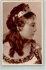 52300066 - Frisur Modell Frau Krone Friseur