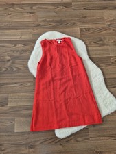 Kurzes ärmelloses Stoffkleid