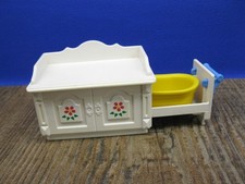 Wickelkommode mit Wanne aus