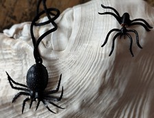 Ohrstecker 2teilig schwarz Kunststoff Modeschmuck Spinnenkette Set Spinne Gummi