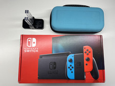 Nintendo Switch HAC-001 - 32GB  Rot/Blau + Case und Joy-Con-Ladestation