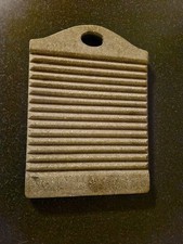 Altes schweres Waschbrett 