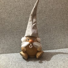 Deutscher Räuchermann Waldzwerg sandgelbe Figur, Höhe 19 cm