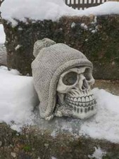 Totenkopf mit Wollmütze Pudelmütze  SKULL GOTHIC Schädel Kopf Steinfigur 