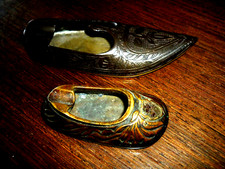 2 Ascher Bronze Messing Schuh 13,6 + 8,6 cm GROSS Aschenbecher Ziselierung TO