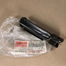 YAMAHA FUSSRASTE VO. LINKS FOOTREST FRONT LEFT SR500 RD250LC RD350LC NOS XX31020