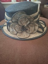 Eleganter Damenhut schwarz-creme neuwertig Sinamay handgemacht